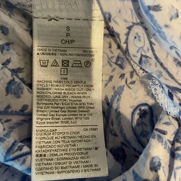 ❤️ 5/$15 GAP blouse - Picture 5 of 5